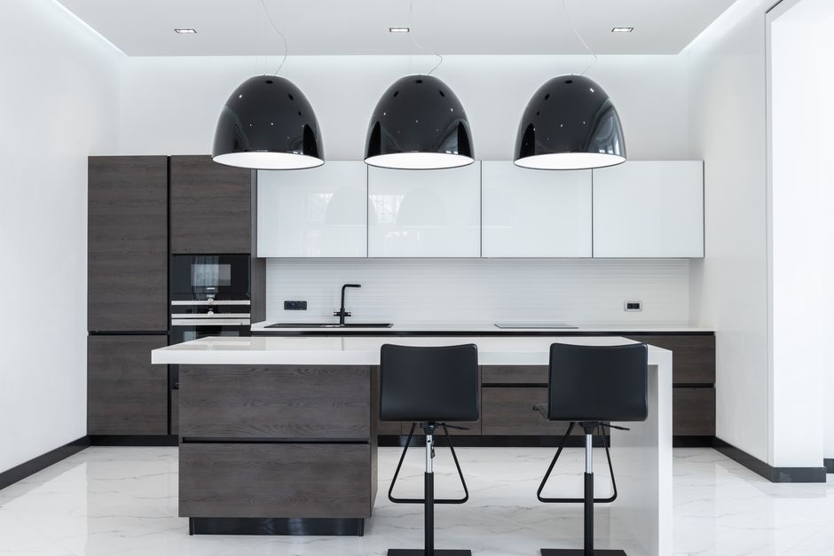 Een stijlvolle en moderne keuken met een luxe hanglamp die functionaliteit en design combineert.