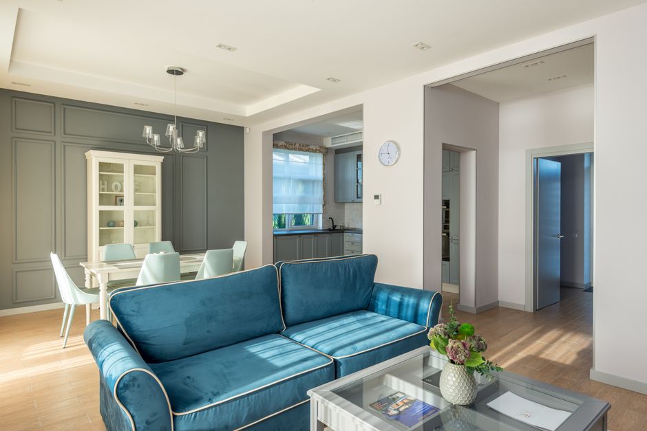 Stijlvolle wandmeubels in een moderne woonkamer met een warme sfeer en elegant design.